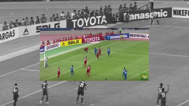 VIDEO: Defensa concede el penal más 'tonto' del mundo