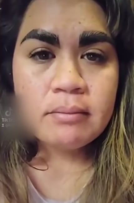 Crystal Weinstock con tatuaje de cejas