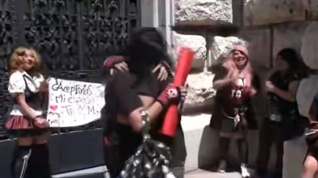 Pedida de matrimonio en la Marcha Emo 2025 de CDMX