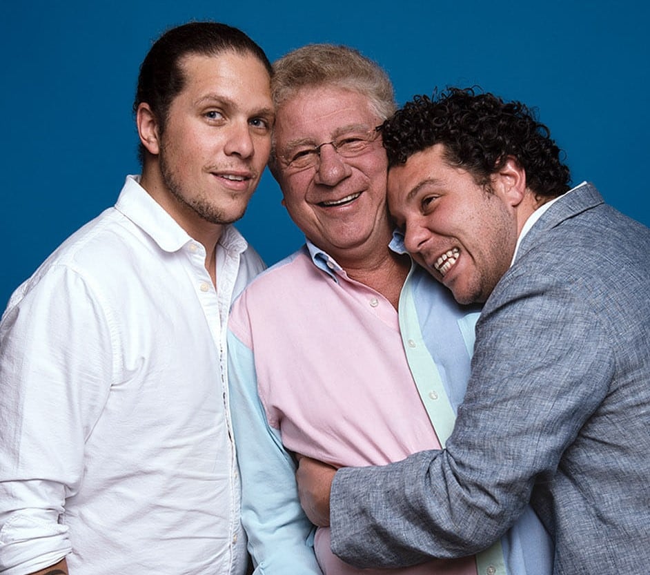 Carlos Alazraki junto a sus hijos Gary y Mark Alazraki