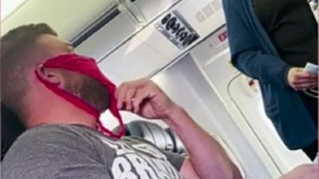 Hombre usó tanga como cubrebocas en avión