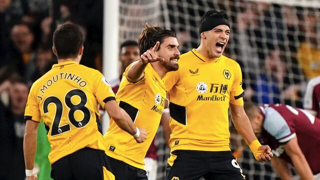 Raúl Jiménez celebra un gol con los Wolves