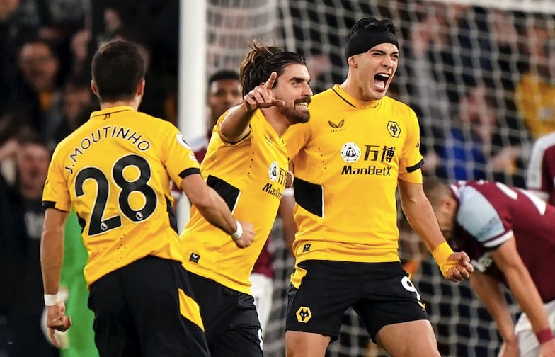 Raúl Jiménez celebra un gol con los Wolves