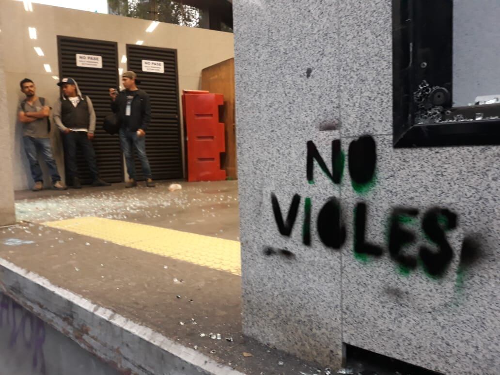 Hombres resguardados en Metrobus. 'No violes', dice mensaje de protesta.