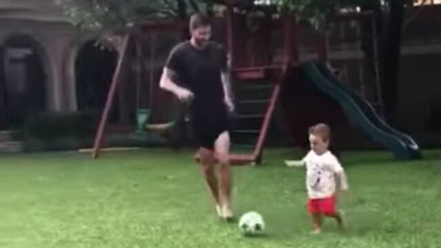 El pequeño Edén persigue la bola.