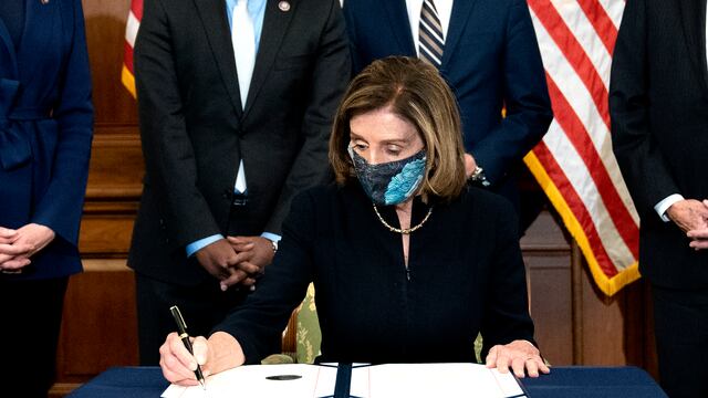 Nancy Pelosi firma acusación contra Trump