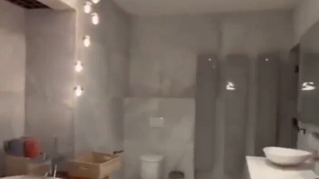 Baño de Alejandro Moreno