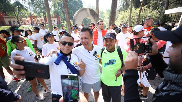 Pablo Lemus dialoga con corredoras y corredores de Jalisco