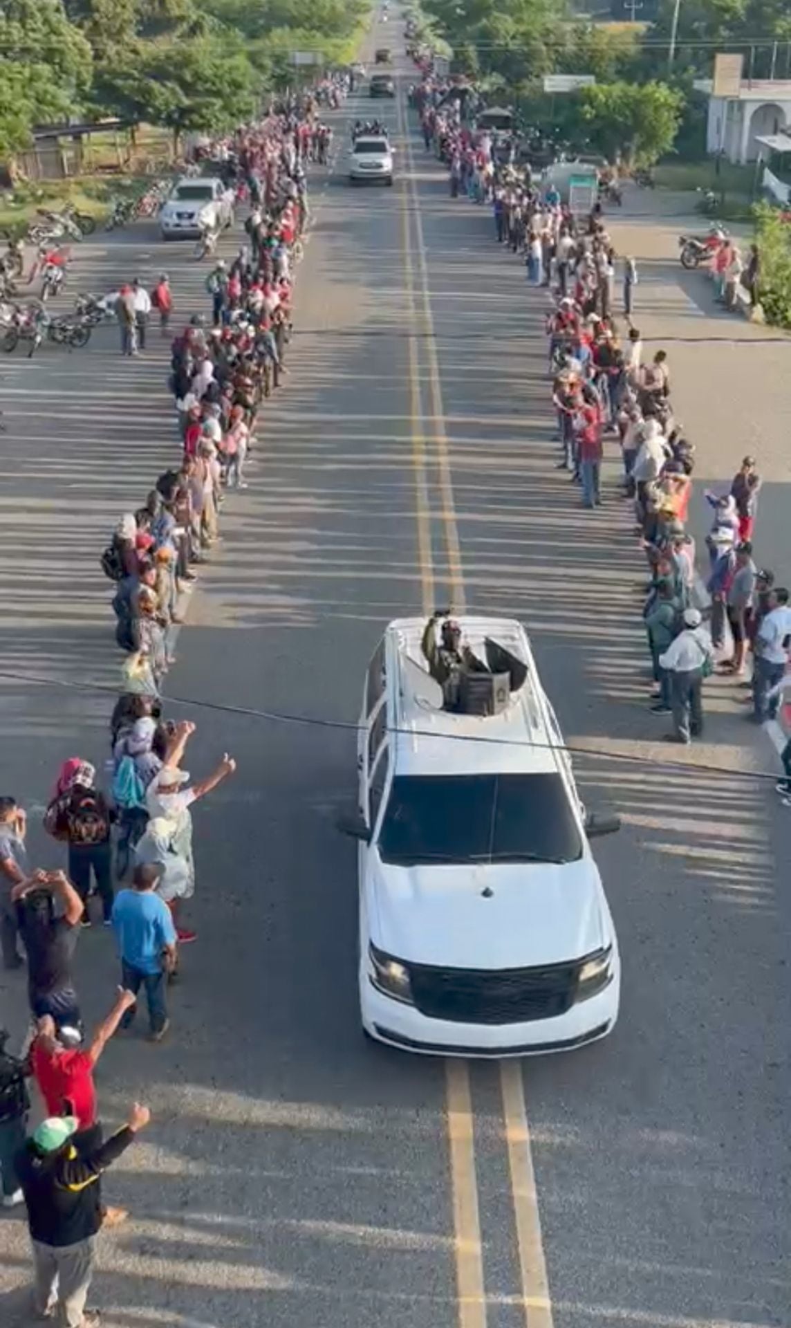 En un video difundido en redes sociales se observa una columna de camionetas blindadas con gente armada entrando a esta región en la frontera sur