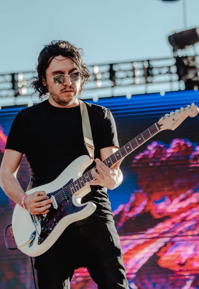 Erik Vázquez, guitarrista de Camilo Séptimo.