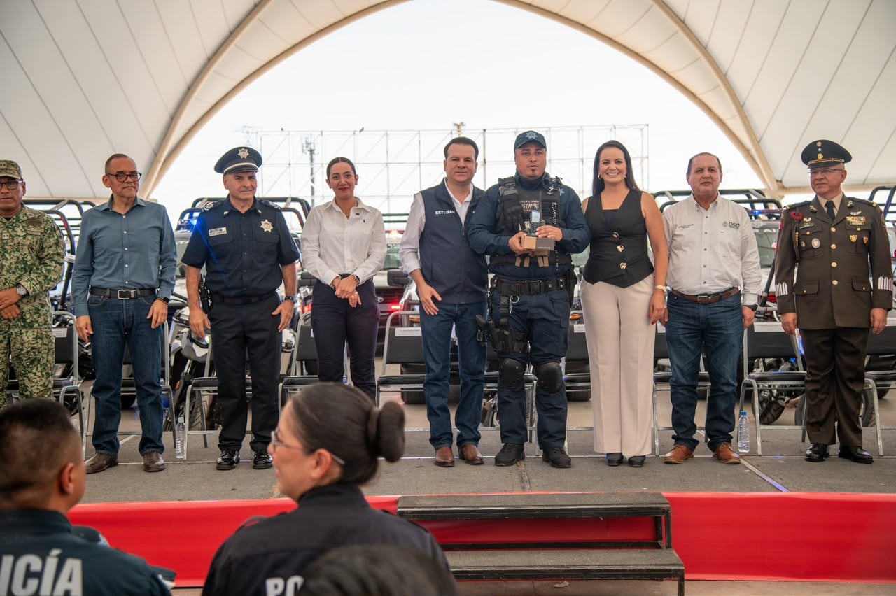 Durango entrega 57 nuevas patrullas y equipamiento.