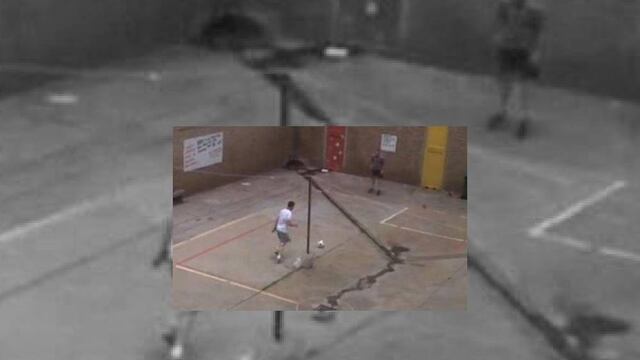 VIDEO: Oscar Pistorius mata el tiempo en prisión jugando futbol
