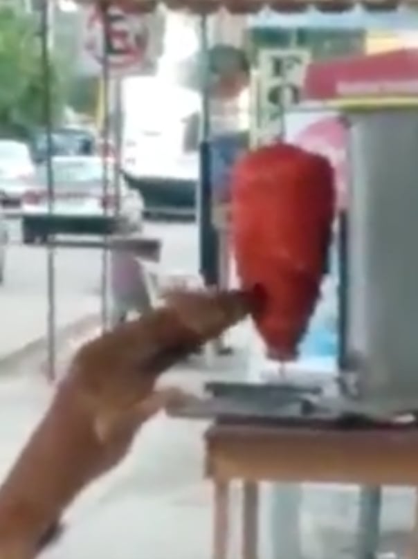 Perro muerde trompo de pastor