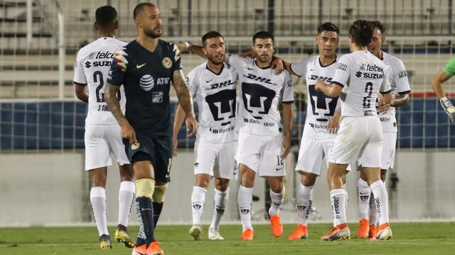 Pumas festejan su goleada.