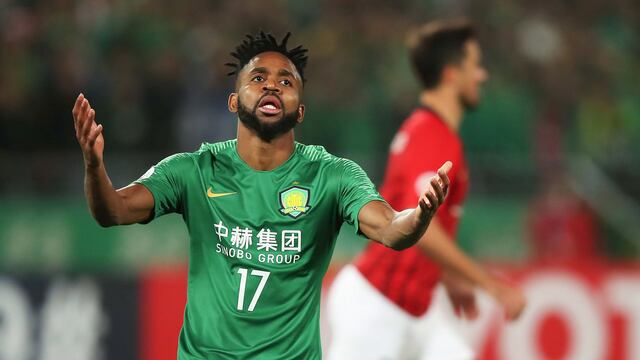 Bakambu en un partido de la liga china