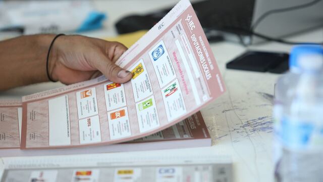 Saltillenses abarrotaron la casilla especial instalada en la Central de Autobuses, el día de hoy se elegirá a nuevo gobernador de la entidad y diputados locales.