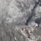 VIDEO: Volcán Dukono entra en erupción y escaladores tienen que huir