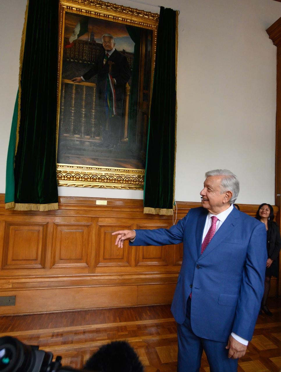 AMLO revela su retrato como presidente de México