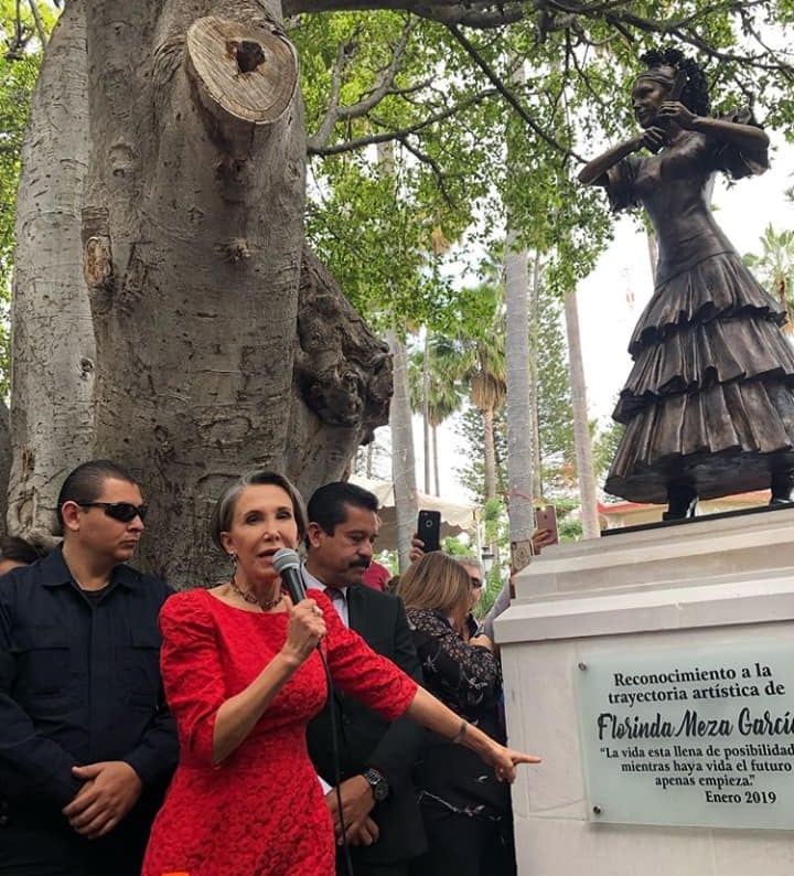 Escultura de Florinda Meza en Juchipila, Zacatecas.
