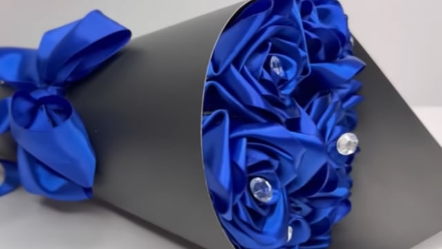 Flores eternas de listón para regalar el 14 de febrero por San Valentín