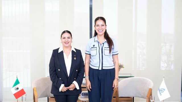 Libia Dennise García Muñoz Ledo a la derecha