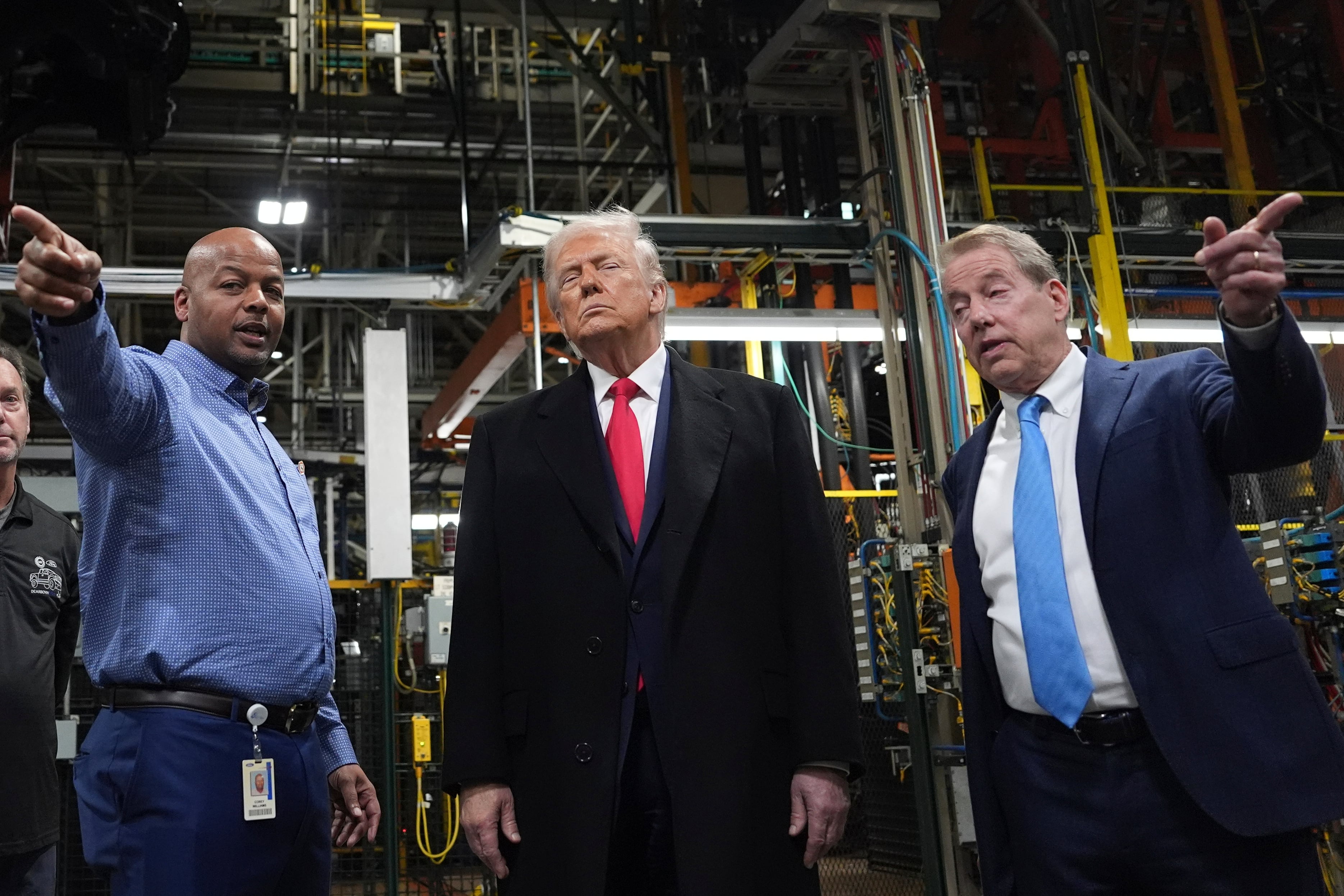 Donald Trump visita fábrica de Ford con Bill Ford, nieto de Henry Ford.