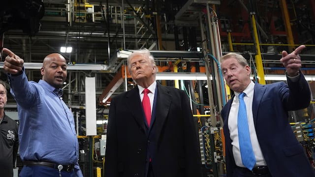 Donald Trump visita fábrica de Ford con Bill Ford, nieto de Henry Ford.