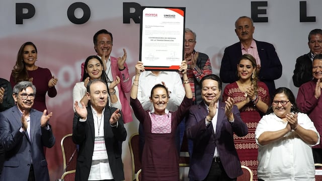 Claudia Sheinbaum recibe constancia como nueva coordinadora nacional de defensa de la 4T