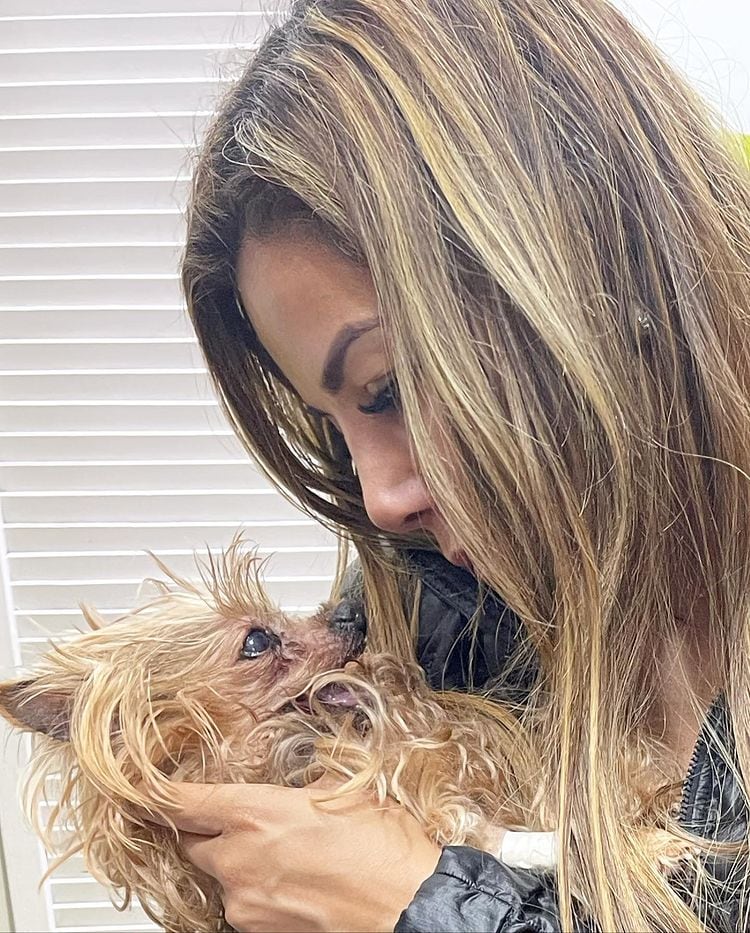 Aleida Núñez y su perrita Bambi.