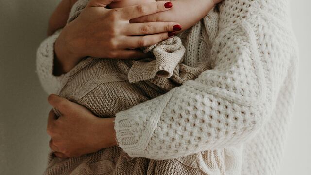 Bebé cargado por mujer.