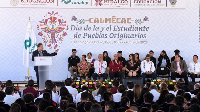 Julio Menchaca reconoce estudiantes de pueblos originarios
