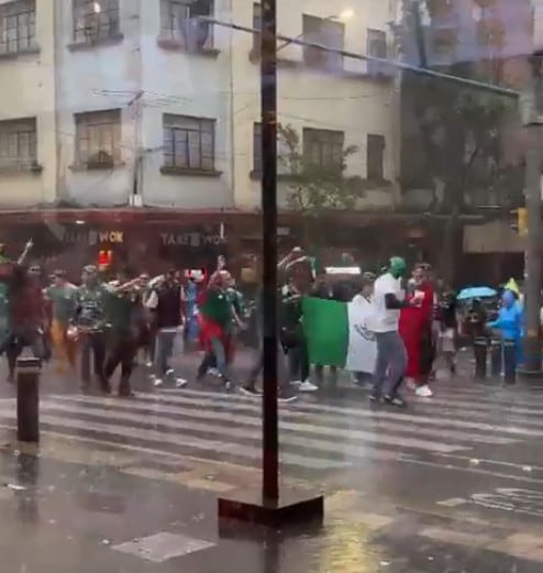 Lluvias no detienen festejo por triunfo de México en inauguración del Mundial 2026
