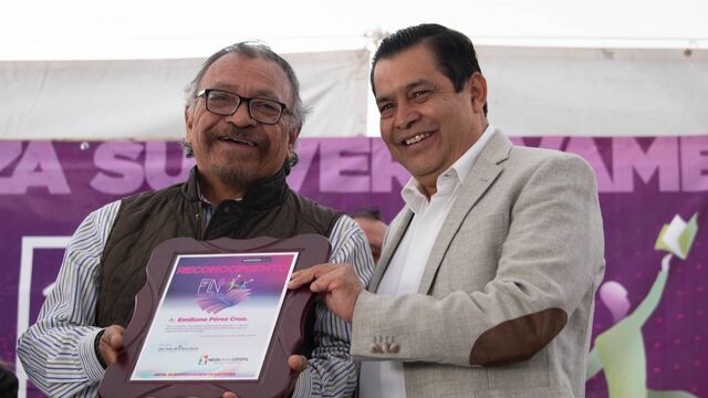 El cronista recibió el reconocimiento de manos del alcalde Juan Hugo de la Rosa