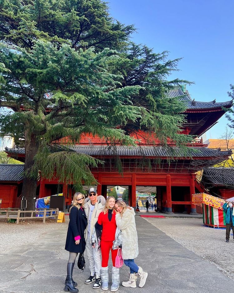 Andrea Legarreta junto a su familia en Japón