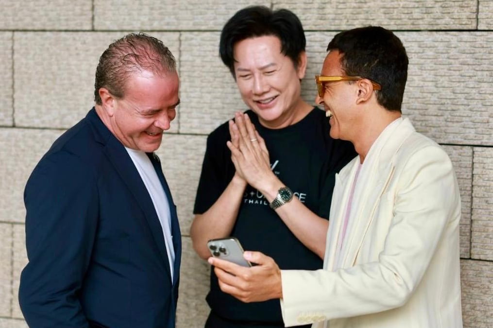 Raúl Rocha y Nawat Itsaragrisil hacen las paces gracias a Omar Harfouch previo a Miss Universo 2025