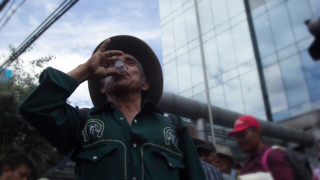 Mezcaleros oaxaqueños se manifiestan frente a IMPI