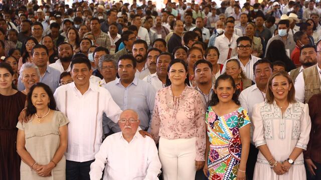 Ariadna Montiel distribuye tarjeta de Pensión para Bienestar y habla de la FAIS en Oaxaca.