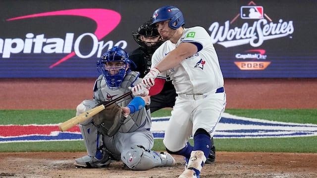 Alejandro Kirk brilla en la Serie Mundial: Primer mexicano en conectar jonrón en el Clásico de Otoño