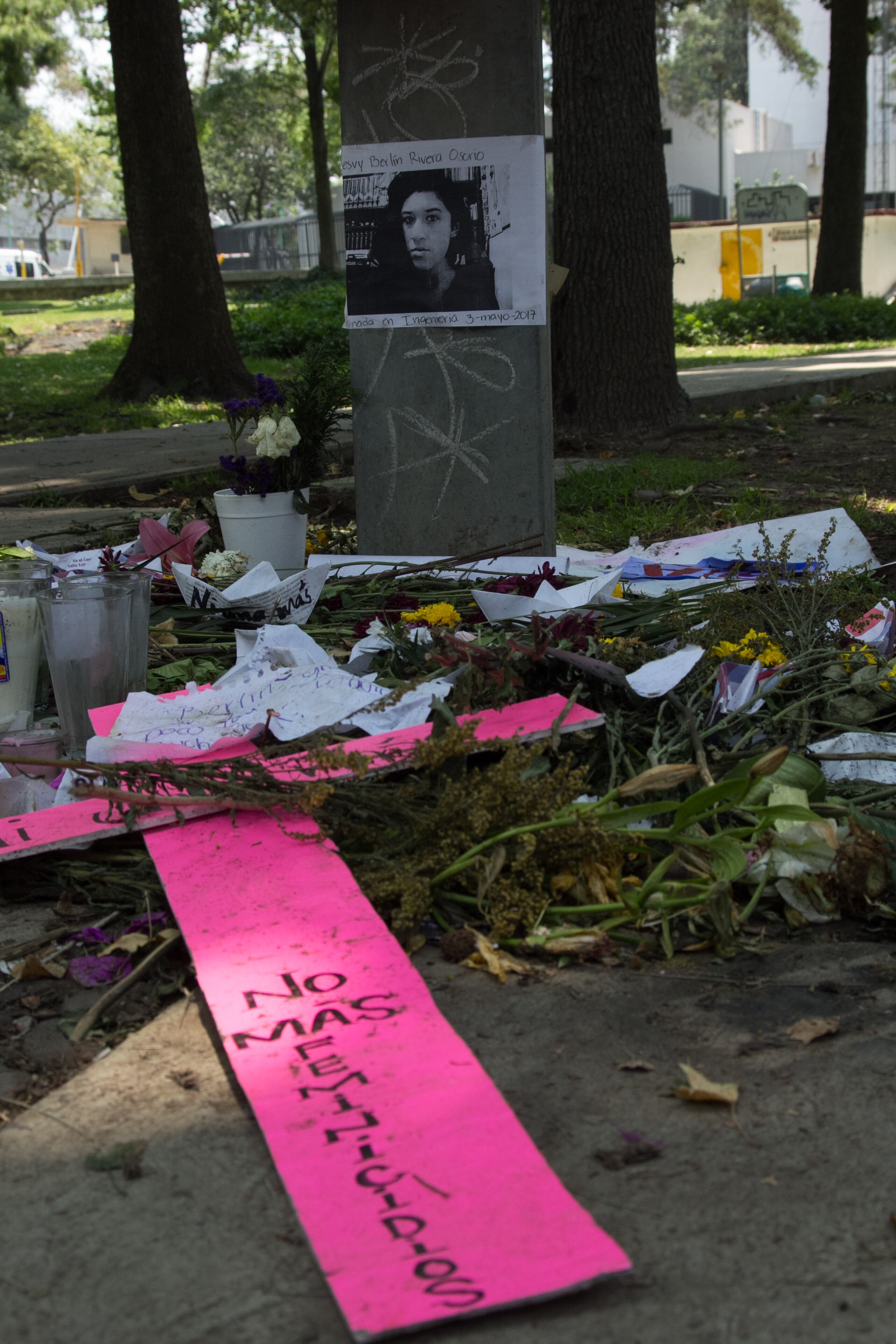 En la imagen, aspectos de la ofrenda colocada el 13 de mayo de 2017, diez días después del hallazgo de Lesvy Berlín Osorio