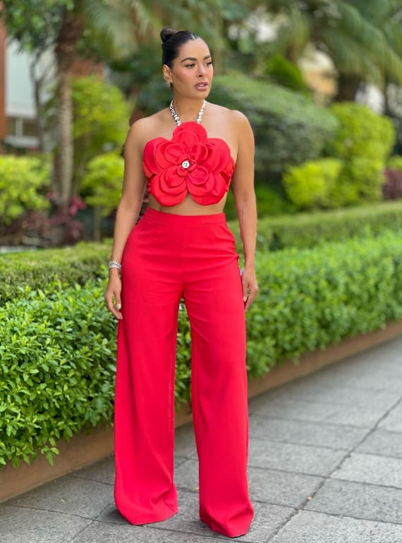 Galilea Montijo con top rojo de flor deja babeando hasta sus haters