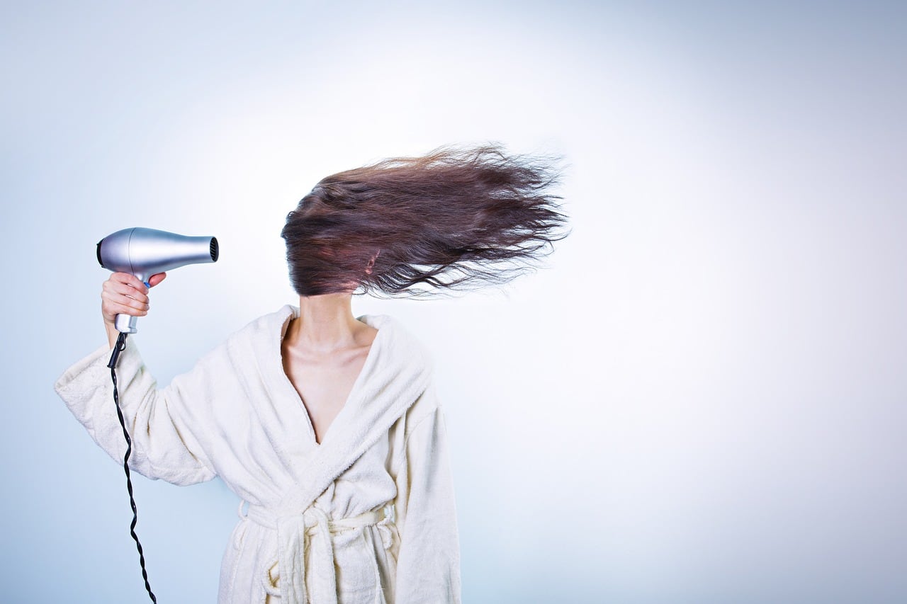 Mujer secándose el cabello