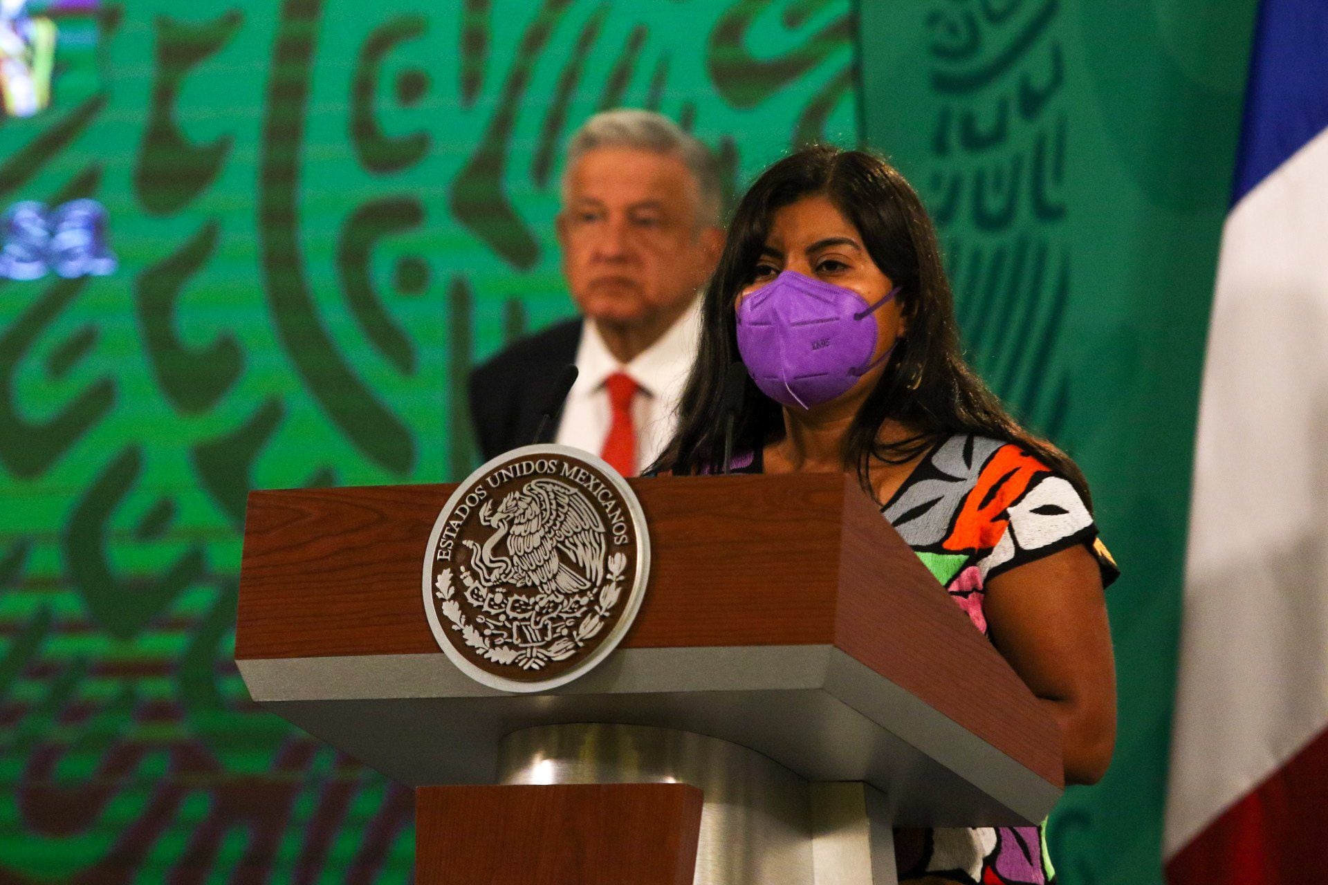 Elvira Pablo en la conferencia mañanera de AMLO