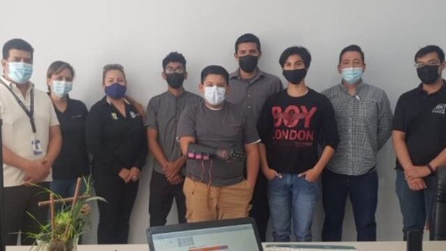 Estudiantes crean prototipo prótesis de mano parcial