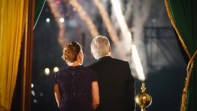 AMLO y Beatriz Gutiérrez Müller en el Grito de Independencia 2024