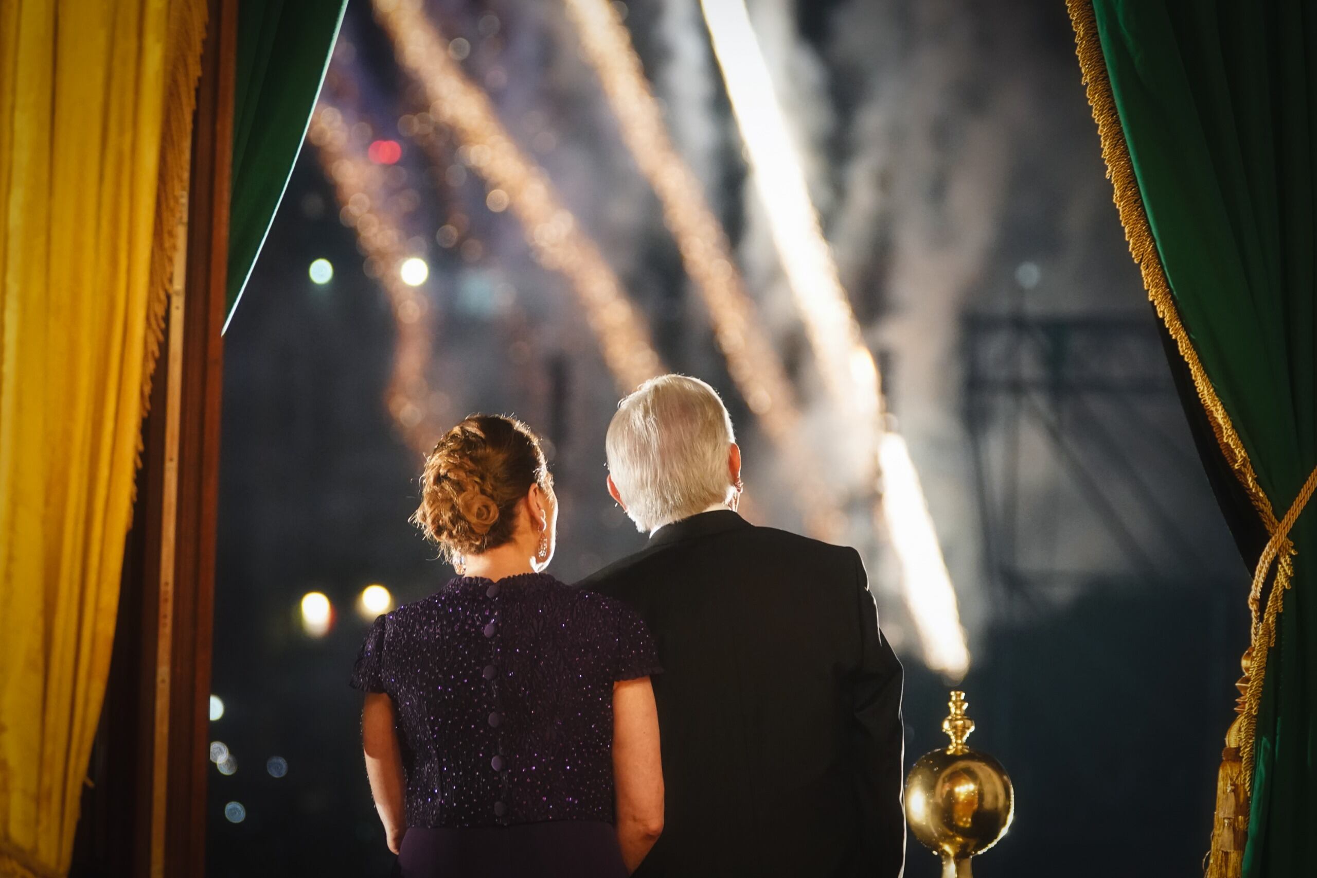 AMLO y Beatriz Gutiérrez Müller en el Grito de Independencia 2024