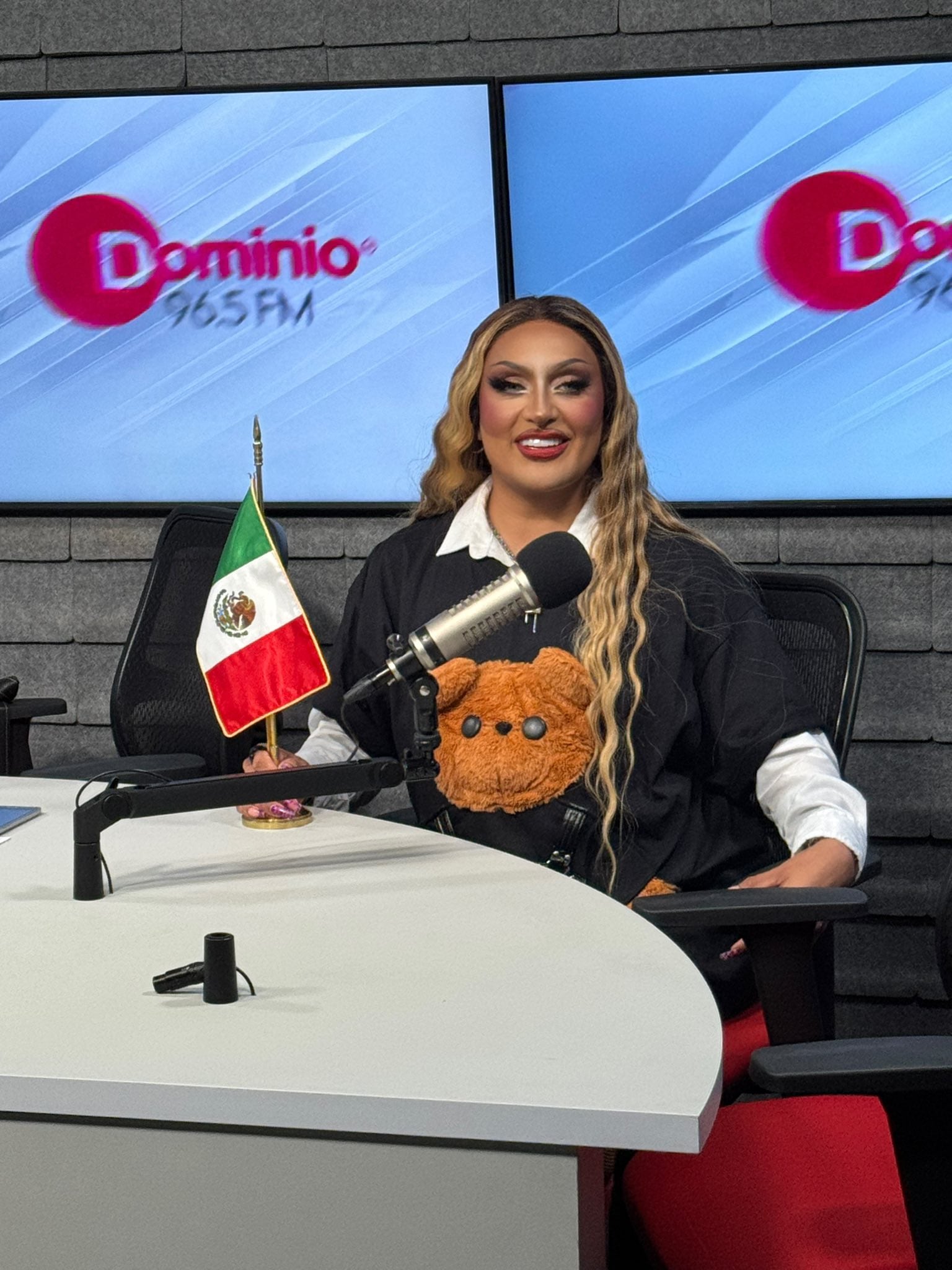 Turbulence, drag queen.