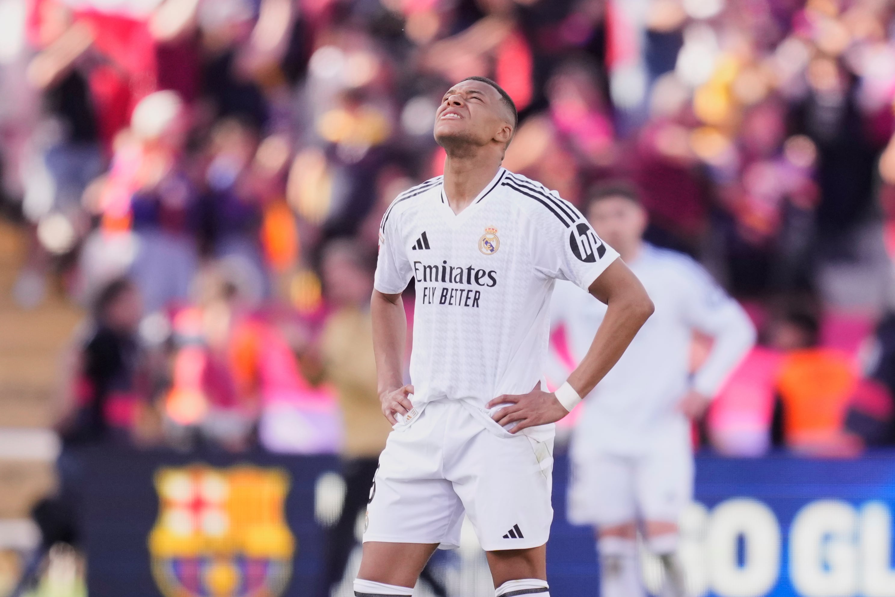 El hat-trick de Kylian Mbappé no fue suficiente para que Real Madrid pudiera derrotar a Barcelona y prácticamente se despidió de LaLiga