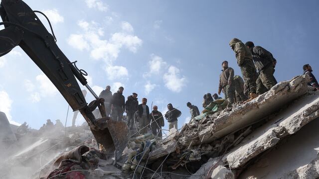 Terremoto en Turquía y Siria: En la imagen el rescate en la villa de Besnaya