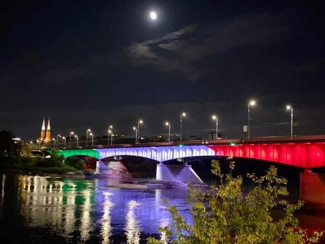 Este 15 de septiembre, el puente Slasko-Dabrowski se vistió con colores de la bandera de México por el Día de la Independencia