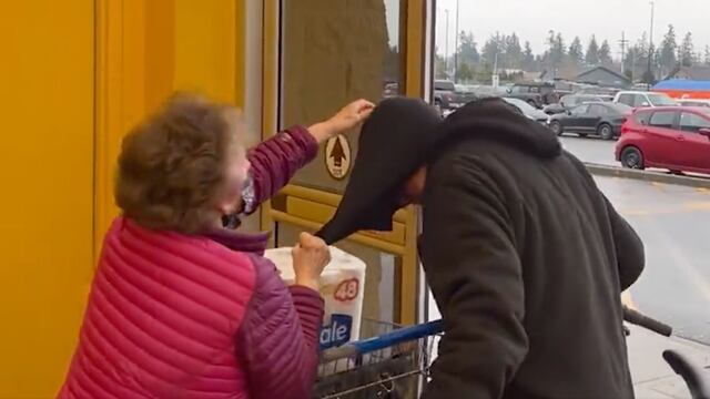 Mujer enfrenta ladrón y evita robo